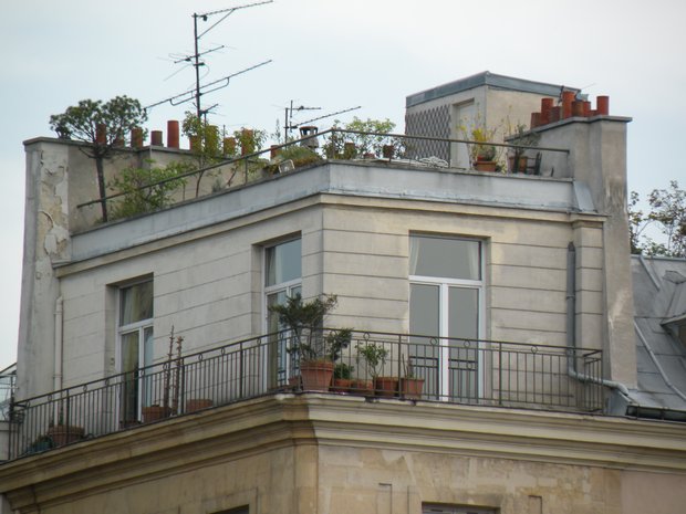  petite terrasse romantique sur le toit d'un immeuble